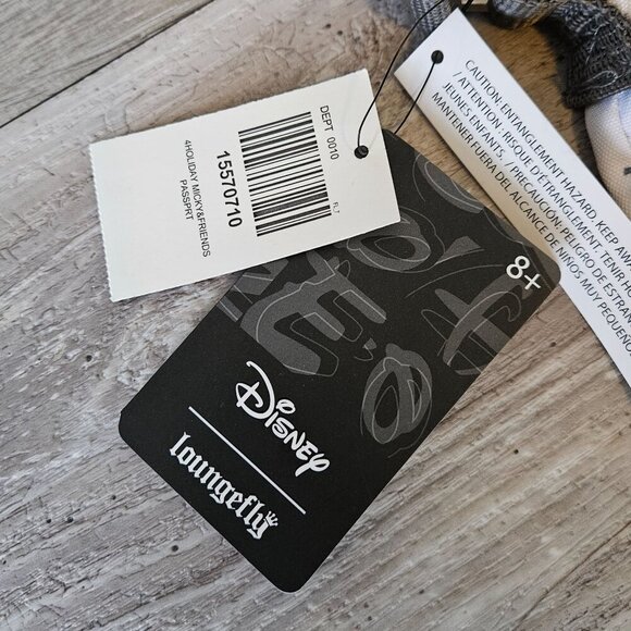 Disney Loungefly Mickey & Friends 4Holiday White Crossbody Bag Passport Purse - Picture 4 of 14